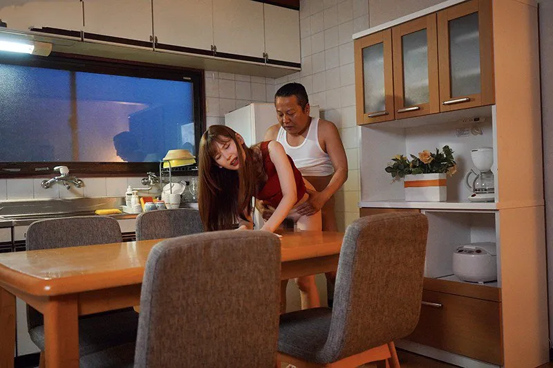 Con gái bị người chồng mới của má quan hệ mỗi ngày, cho dù đã có người yêu